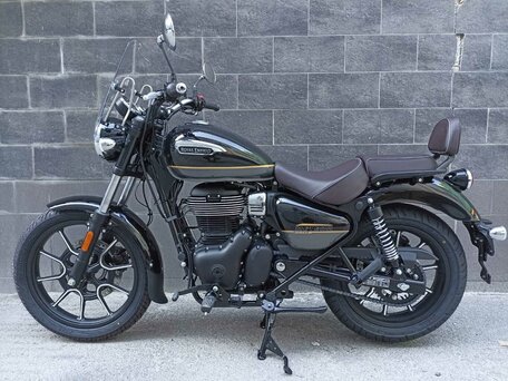 2026 Royal Enfield Meteor, чёрный, 528000 рублей, вид 2