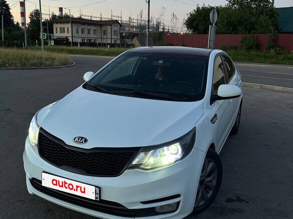 2015 Kia Rio III Рестайлинг, белый, 900000 рублей