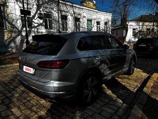 2020 Volkswagen Touareg III, серебристый, 5350000 рублей, вид 3