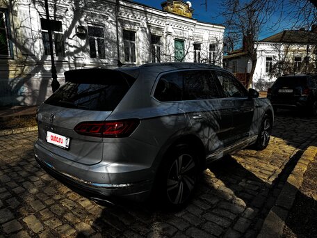 2020 Volkswagen Touareg III, серебристый, 5350000 рублей, вид 3