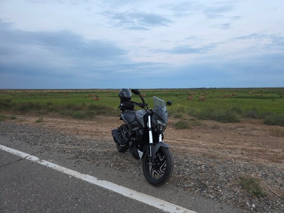 2025 Bajaj Dominar 400, чёрный - вид 2