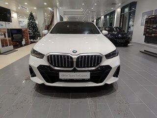 2025 BMW 5 серии 530i xDrive VIII (G60/G61/G68), белый, 9000000 рублей, вид 2