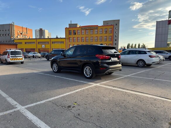 2017 BMW X1 20i xDrive II (F48), чёрный, 2250000 рублей - вид 2