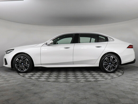 2025 BMW 5 серии Long 530Li xDrive VIII (G60/G61/G68), белый, 9900000 рублей - вид 5