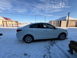 2017 Kia Rio IV, белый, 890000 рублей, вид 2
