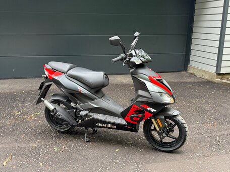 2020 Aprilia SR 50 R, чёрный, 395000 рублей, вид 3