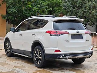 2019 Toyota RAV4 IV (XA40) Рестайлинг, белый, 1910000 рублей, вид 3