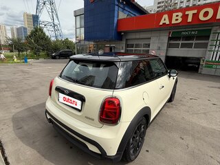 2021 Mini Hatch Cooper III (F55/F56) Рестайлинг, белый, 2200000 рублей, вид 4