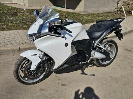 2010 Honda VFR 1200, белый, 550000 рублей, вид 2