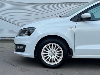 2017 Volkswagen Polo V Рестайлинг, белый, 1210000 рублей, вид 3