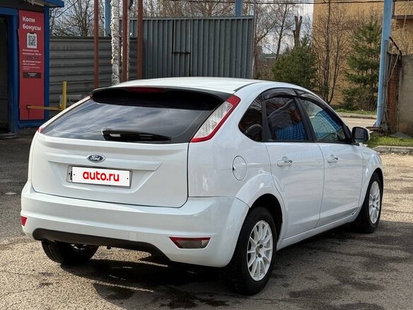 2010 Ford Focus II Рестайлинг, белый, 400000 рублей - вид 6