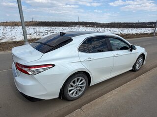 2022 Toyota Camry VIII (XV70) Рестайлинг, белый, 3400000 рублей, вид 3