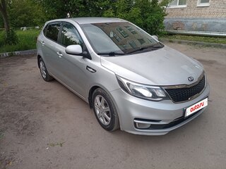 2015 Kia Rio III Рестайлинг, серебристый, 1050000 рублей, вид 3