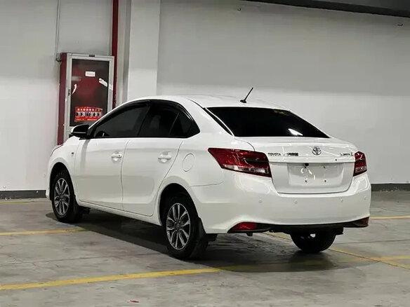2022 Toyota Yaris L XP150 Рестайлинг, белый - вид 1