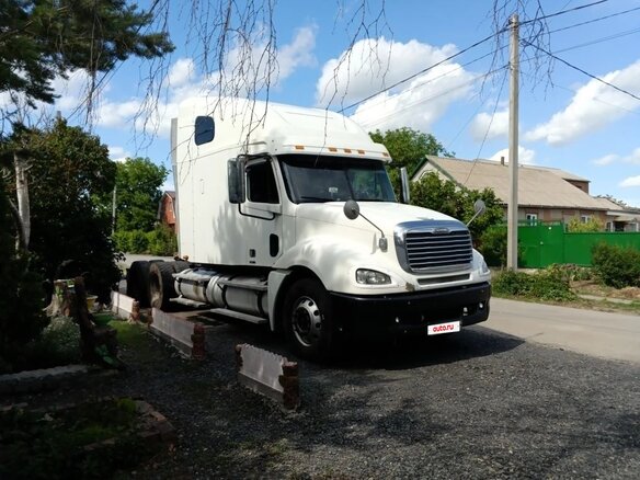 2004 Freightliner Columbia, белый, 2000000 рублей - вид 1