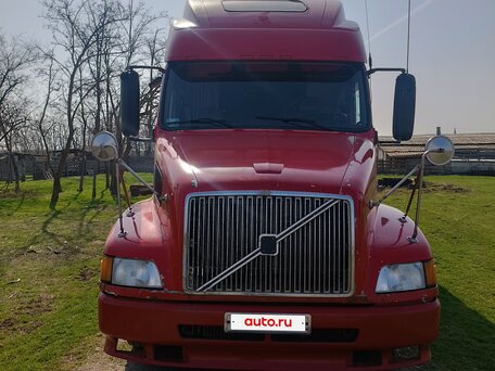 2002 Volvo VNL, красный, 4700000 рублей, вид 1