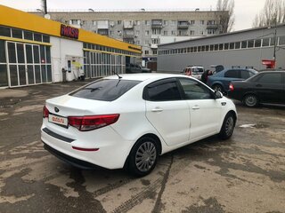 2016 Kia Rio III Рестайлинг, белый, 650000 рублей, вид 3