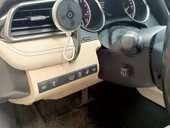 2021 Toyota Camry VIII (XV70) Рестайлинг, белый, 3620000 рублей - вид 11
