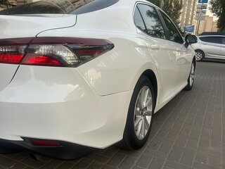 2021 Toyota Camry VIII (XV70) Рестайлинг, белый, 2740000 рублей, вид 4