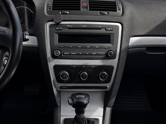 2011 Skoda Octavia DSG7 II (A5) Рестайлинг, белый, 780000 рублей - вид 17