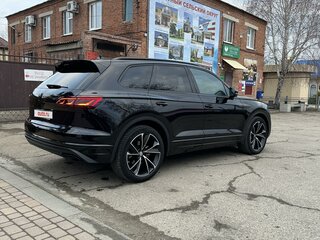 2021 Volkswagen Touareg III, чёрный, 7150000 рублей, вид 4