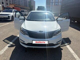 2015 Kia Rio III Рестайлинг, белый, 550000 рублей, вид 2