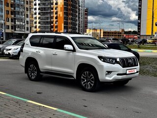 2018 Toyota Land Cruiser Prado 150 Series Рестайлинг 2, белый, 4700000 рублей, вид 4