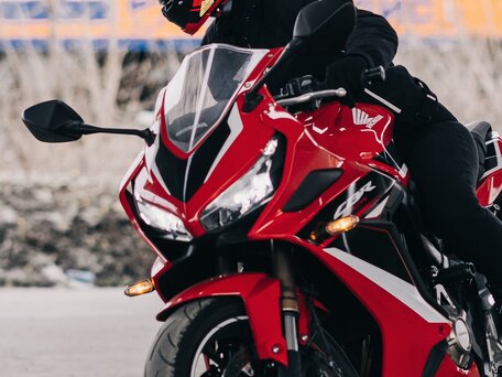 2021 Honda CBR 650R, красный, 950000 рублей, вид 2