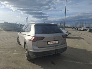 2018 Volkswagen Tiguan II, серебристый, 2400000 рублей, вид 4