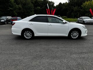 2017 Toyota Camry VII (XV50) Рестайлинг, белый, 2100000 рублей, вид 4