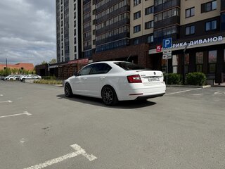 2017 Skoda Octavia III (A7) Рестайлинг, белый, 2500000 рублей, вид 3