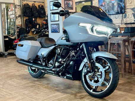 2024 Harley-Davidson Road Glide Special, серебристый, 3950000 рублей, вид 2