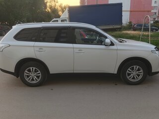2014 Mitsubishi Outlander III Рестайлинг, белый, 1550000 рублей, вид 3