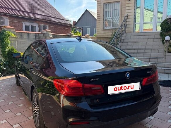 2019 BMW 5 серии 540i xDrive VII (G30/G31/G38), чёрный, 4600000 рублей - вид 4
