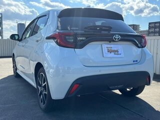 2022 Toyota Yaris IV, белый, 790005 рублей, вид 5
