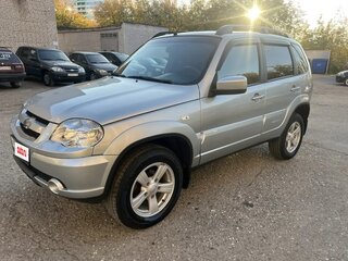2014 Chevrolet Niva I Рестайлинг, серебристый, 678000 рублей, вид 2