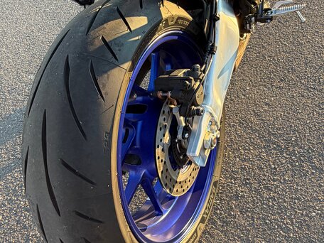 2026 Yamaha MT-09 (FZ-09), серебристый, 1490000 рублей, вид 4