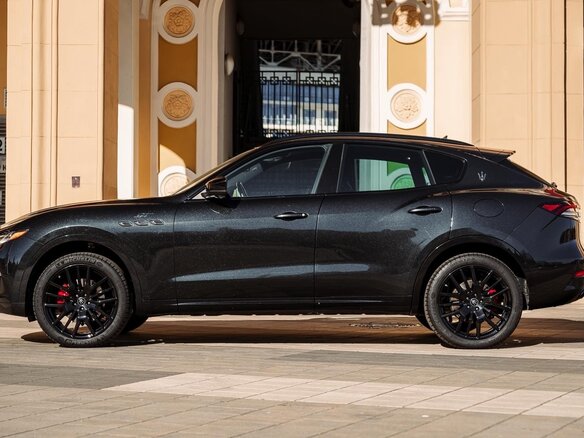 2022 Maserati Levante I Рестайлинг, чёрный, 5800000 рублей - вид 2