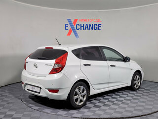 2013 Hyundai Solaris I, белый, 588000 рублей, вид 3