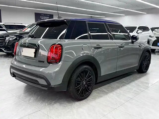 2022 Mini Hatch Cooper III (F55/F56) Рестайлинг 2, серый, 1690017 рублей, вид 4