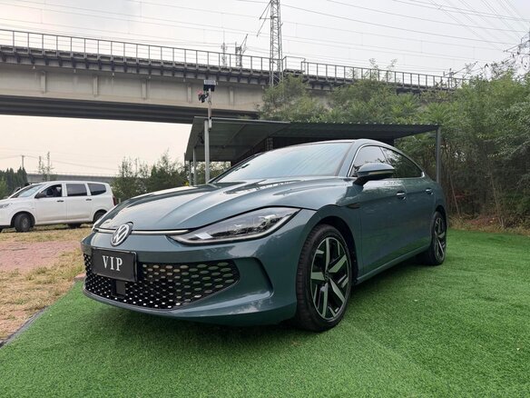 2023 Volkswagen Lamando L II, серый