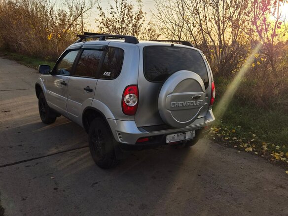 2013 Chevrolet Niva I Рестайлинг, серебристый, 630000 рублей - вид 6