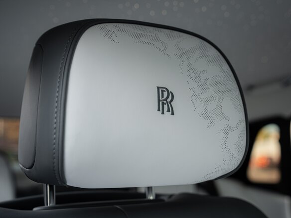 2026 Rolls-Royce Ghost Black Badge II Рестайлинг (Series II), серый, 60400000 рублей - вид 3