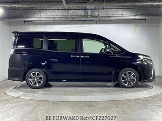 2021 Toyota Voxy III (R80) Рестайлинг, чёрный, 2210002 рублей, вид 4