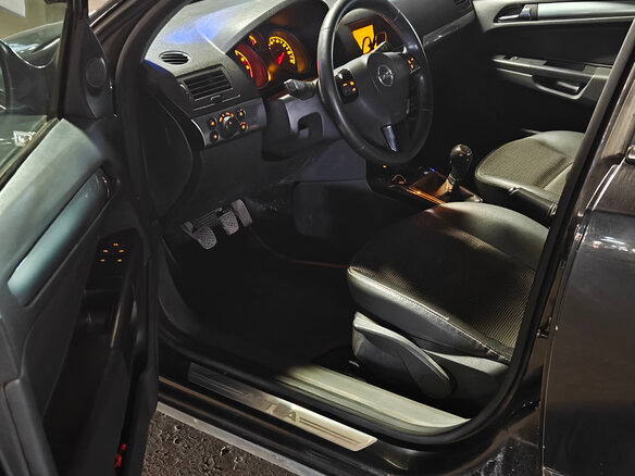 2011 Opel Astra H Рестайлинг, чёрный, 480000 рублей - вид 2
