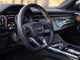 2022 Audi Q8 55 TFSI I (4M), серый, 9200000 рублей, вид 5