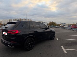 2020 BMW X5 25d IV (G05/G18), чёрный, 5000000 рублей, вид 4