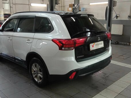 2016 Mitsubishi Outlander III Рестайлинг 2, белый, 1480000 рублей, вид 4