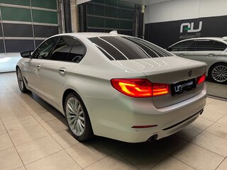 2017 BMW 5 серии 530d xDrive VII (G30/G31/G38), белый, 3350000 рублей, вид 4