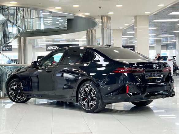 2025 BMW 5 серии 530i xDrive VIII (G60/G61/G68), чёрный, 9300000 рублей - вид 5